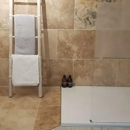 La Apartment *